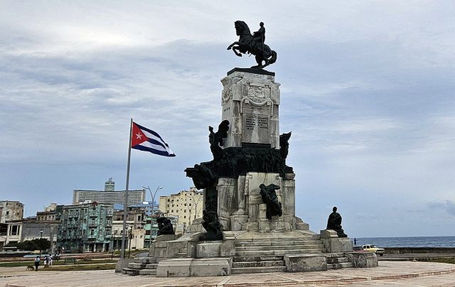 지난 18일(현지시간) 쿠바 아바나 안토니오마세오 공원에 있는 쿠바 국기가 바람에 펄럭이고 있다. 연합뉴스