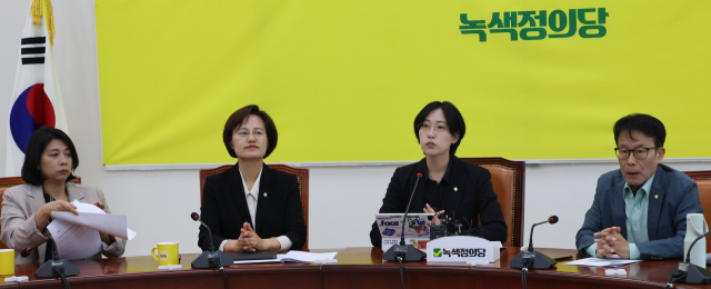 장혜영 녹색정의당 원내대표 직무대행이 23일 국회에서 열린 의원총회에서 발언하고 있다. 연합뉴스