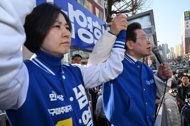 남영희(왼쪽) 전 민주연구원 부원장과 더불어민주당 이재명 대표가 1일 인천 미추홀구 용현시장 앞에서 선거 유세를 하고 있다. 연합뉴스