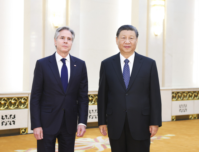 시진핑(오른쪽) 중국 국가주석이 26일 베이징 인민대회당에서 토니 블링컨 미국 국무장관을 만나 기념 촬영을 하고 있다. EPA연합뉴스