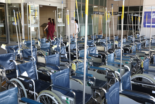 28일 오전 서울 시내 한 대형병원 입구가 휠체어들로 가득 메워져 있다. 연합뉴스