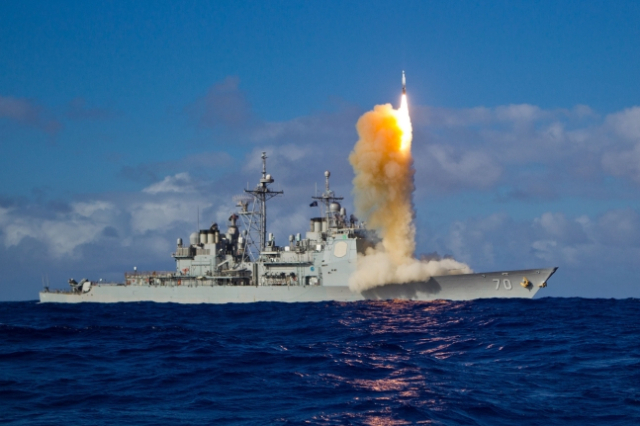 미사일 순양함 USS 레이크 이리호(CG 70)에서 SM-3 블록 1B 요격미사일이 발사되고 있다. 사진 제공=미 해군