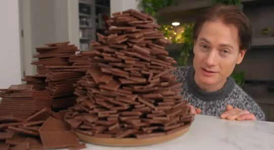 미국 ‘억만장자’로 알려진 브라이언 존슨이 탁자 위에 쌓인 초콜릿을 보여주고 있다. 유튜브 캡처