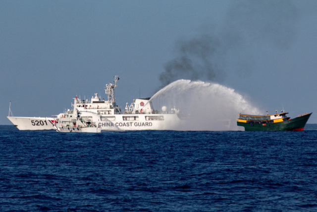 중국해안경비대 함정이 지난 3월 5일 남중국해 세컨드 토마스 숄 앞에서 필리핀 재보급 선박 우나이자를 향해 물대포를 발사하고 있다. 로이터연합뉴스