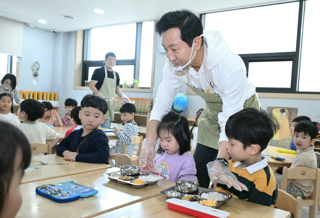 오세훈 서울시장이 29일 서대문구 홍제동 새빛어린이집에서 열린 ‘서울든든급식 운영 기념행사’에서 어린이들에게 점심식사를 배식하고 있다. 사진 제공=서울시