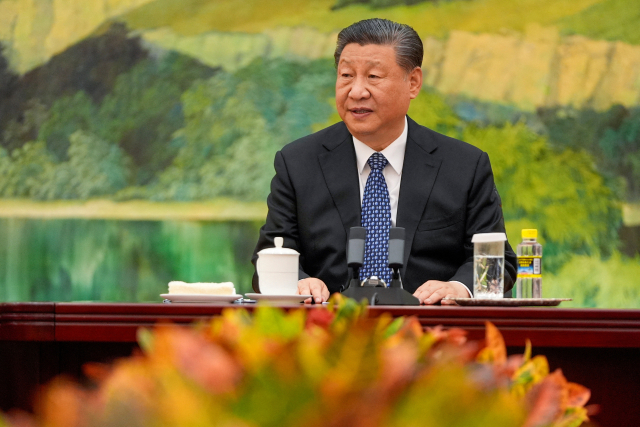 지난 26일 시진핑 중국 국가주석이 중국 베이징 인민대회당에서 열린 안토니 블링컨 미국 국무장관과의 회담에서 전방을 응시하고 있다. 로이터연합뉴스
