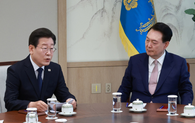 윤석열 대통령이 29일 서울 용산 대통령실 집무실에서 열린 영수회담에서 더불어민주당 이재명 대표의 발언을 듣고 있다. 2024.4.29 hihong@yna.co.kr (끝)