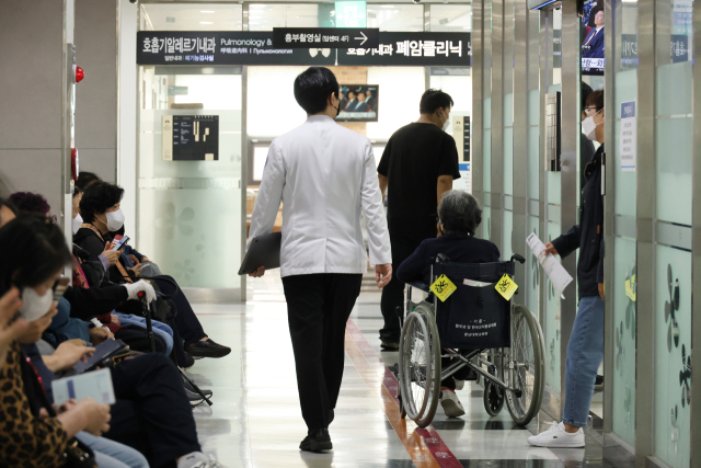 환자와 보호자들이 이달 26일 대전 충남대병원에서 진료를 대기하고 있다. 연합뉴스