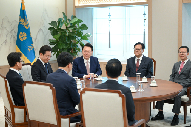 윤석열 대통령과 더불어민주당 이재명 대표가 29일 서울 용산 대통령실 집무실에서 회담을 하고 있다. 연합뉴스