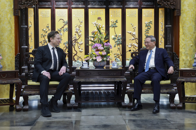 일론 머스크(왼쪽) 테슬라 최고경영자(CEO)가 28일 중국 베이징을 방문해 리창 국무원 총리를 만나 대화를 나누고 있다. AP연합뉴스