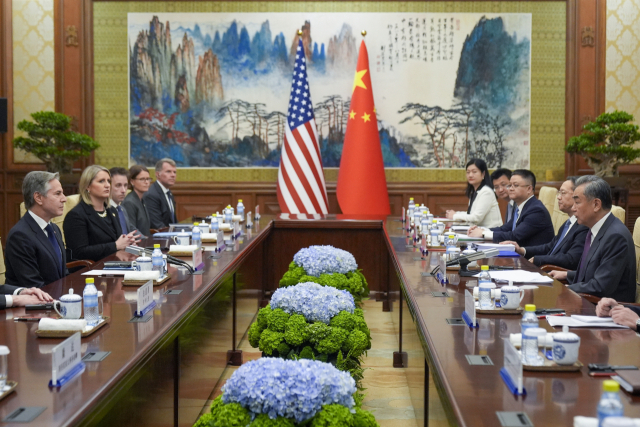 중국을 방문한 토니 블링컨 미국 국무장관(왼쪽 첫번째)이 지난 26일 베이징 댜오위타이 국빈관에서 왕이 중국 외교부장(오른쪽 첫번째)과 회담하고 있다. /AP연합뉴스