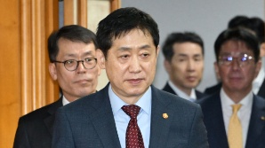 기후기술펀드 조성 협약식 입장하는 김주현 금융위원장