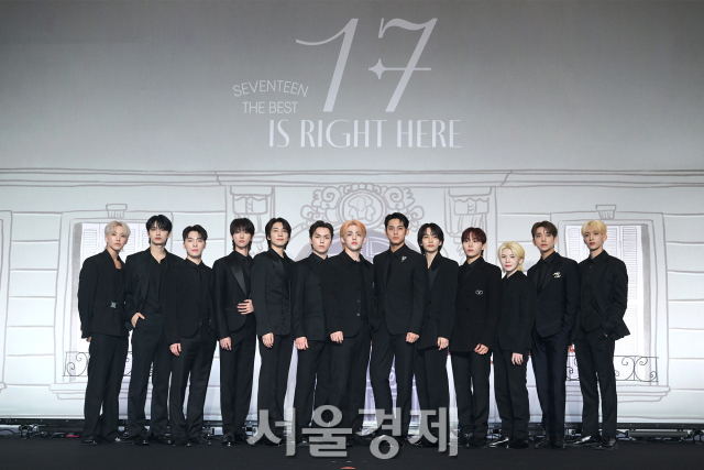 그룹 세븐틴(SEVENTEEN)이 29일 오후 서울 영등포구 콘래드 서울에서 진행된 베스트 앨범 ‘세븐틴 이즈 라이트 히어(17 IS RIGHT HERE)’ 발매 기념 기자간담회에서 포즈를 취하고 있다. 김규빈 기자 2024.04.29