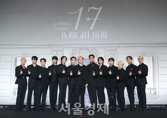 그룹 세븐틴(SEVENTEEN)이 29일 오후 서울 영등포구 콘래드 서울에서 진행된 베스트 앨범 ‘세븐틴 이즈 라이트 히어(17 IS RIGHT HERE)’ 발매 기념 기자간담회에서 포즈를 취하고 있다. 김규빈 기자 2024.04.29