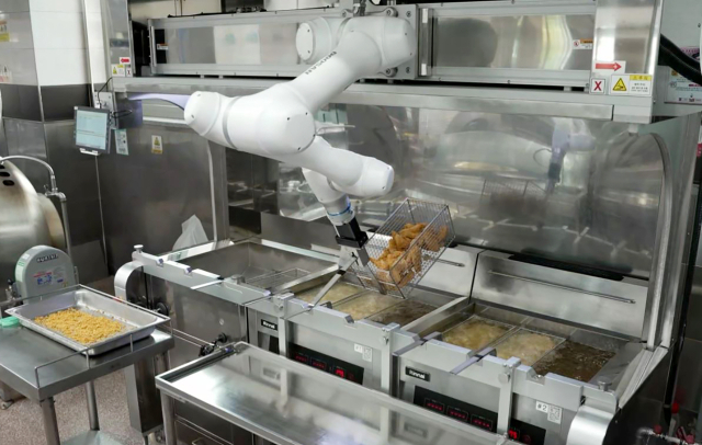 두산로보틱스의 협동로봇이 춘천한샘고등학교 급식실에서 튀김 작업을 수행하고 있다. 사진제공=두산로보틱스