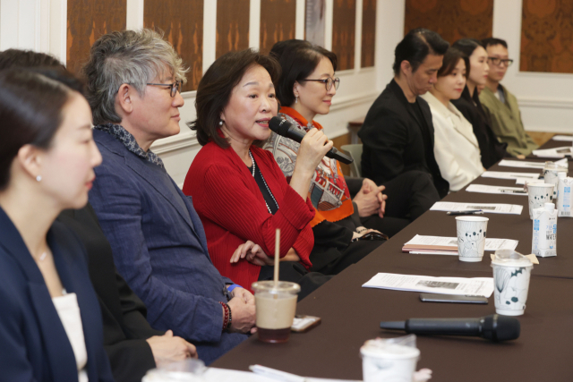 박인자(가운데) 대한민국발레축제추진단 이사장 겸 조직위원장이 30일 오전 서울 서초구 예술의전당에서 열린 ‘제14회 대한민국 발레축제 기자간담회'에서 축제를 소개하고 있다. 연합뉴스