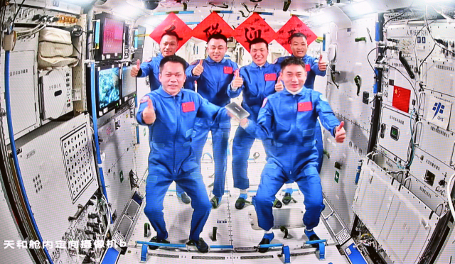 선저우 18호에 탑승해 25일 우주로 발사된 우주인들이 26일 중국의 우주정거장 톈궁 안에서 선저우 17호를 타고 우주로 쏘아올려진 우주인들과 단체 사진을 찍기 위해 포즈를 취하고 있다. 신화연합뉴스