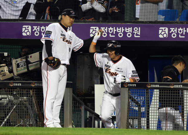 한화 류현진(왼쪽)이 30일 프로야구 SSG전에서 만루 홈런을 친 노시환과 하이파이브를 하고 있다. 연합뉴스