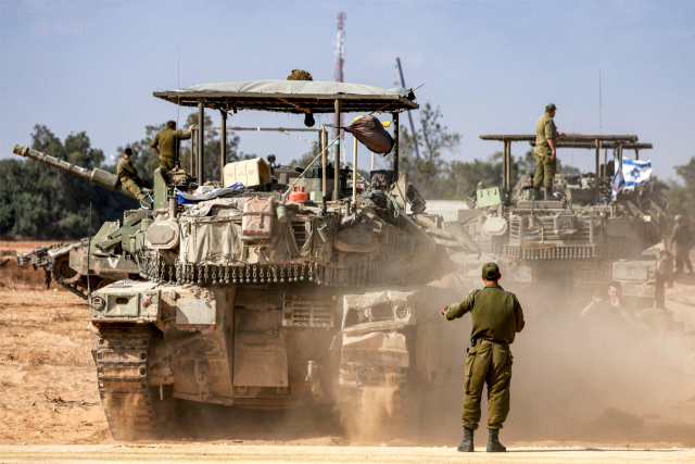 30일 이스라엘과 팔레스타인 가자지구 국경 근처에서 이스라엘 육군 전차들이 기동하고 있다. AFP연합뉴스