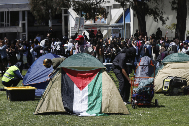 29일(현지시간) 미국 캘리포니아 샌프란시스코에서 열린 가자전쟁 반대 집회 중 잔디밭에 설치된 텐트에 팔레스타인 국기가 걸려 있다. AP연합뉴스