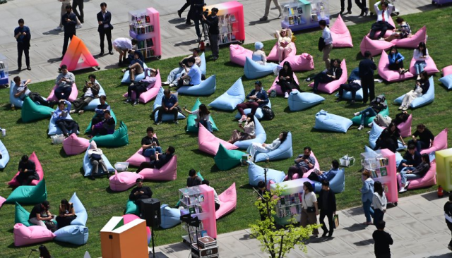 서울야외도서관 '광화문 책마당' 운영 첫 날인 지난달 18일 서울 광화문광장에서 시민들이 독서를 즐기고 있다.