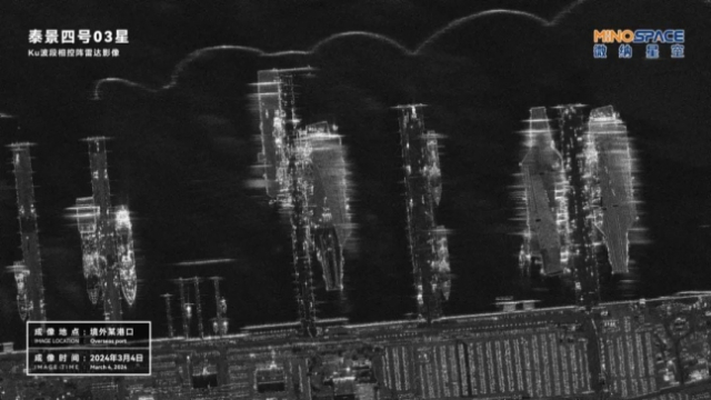 지난 3월4일 중국의 민간 위성이 레이더 이미지 촬영 방식으로 찍은 미 해군기지의 항공모함과 구축함들. 사진 제공=mino space