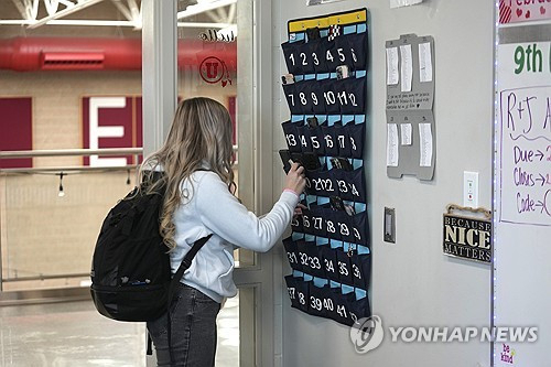 “학교선 수업 집중 우선”…뉴질랜드, 교내 휴대전화 전면 금지