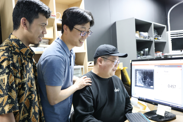 서민교(가운데) 한국과학기술원(KAIST) 물리학과 교수가 실험실에서 연구원들과 광학 실험 데이터를 살펴보고 있다. 사진 제공=과학기술정보통신부