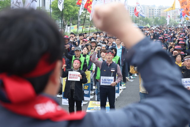 1일 오전 제주시 도남동 시민복지타운 인근에서 민주노총 제주지역본부 주최로 열린 2024 세계노동절 제주대회에서 참가자들이 구호를 외치고 있다. 연합뉴스