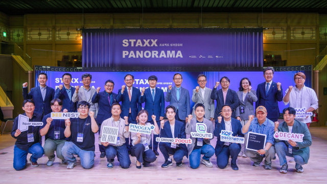 SK스페셜티가 지난달 30일 경북 영주에서 개최한 ‘STAXX 파노라마’ 행사에서 SK스페셜티와 소셜벤처 대표들이 기념 촬영을 하고 있다. 사진 제공=SK스페셜티