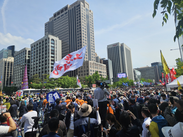 1일 서울 세종대로 동화면세점 앞에서 민주노총이 약 2만 5000명이 참가한 '2024 세계노동절대회'를 개최했다. 박민주 기자