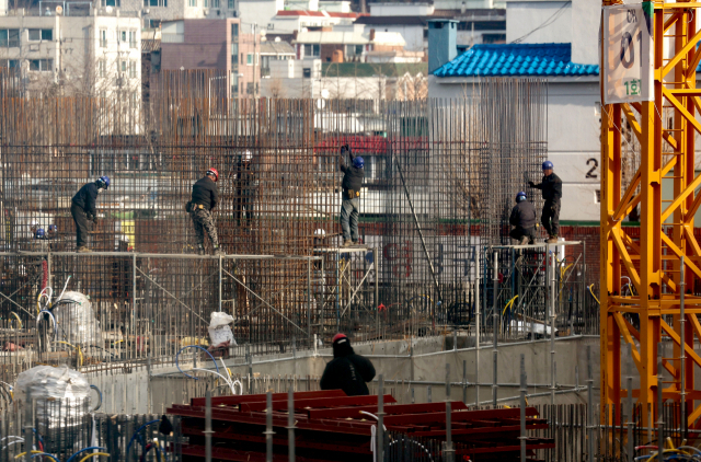 2월 경기 고양시의 한 오피스텔 공사장에서 근로자들이 작업을 하고 있다. 연합뉴스