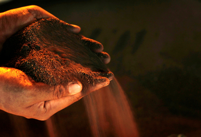 인도네시아의 한 니켈 채굴 공장에서 근로자가 니켈 광석을 들어보이고 있다. /로이터연합뉴스