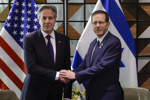 토니 블링컨(왼쪽) 미국 국무장관과 이츠하크 헤르초그 이스라엘 대통령. AFP연합뉴스