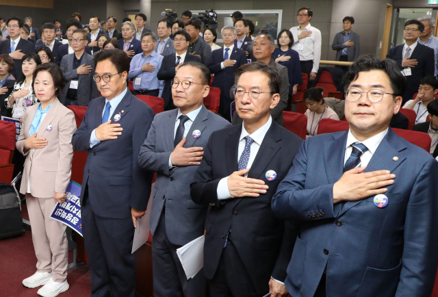 지난달 29일 국회에서 열린 더민주전국혁신회의 총선 평가 및 조직 전망 논의 간담회에서 참석자들이 국민의례를 하고 있다. 앞줄 왼쪽부터 추미애 당선인, 우원식 의원, 강위원 당대표 정무특보, 정성호, 박찬대 의원. 권욱 기자