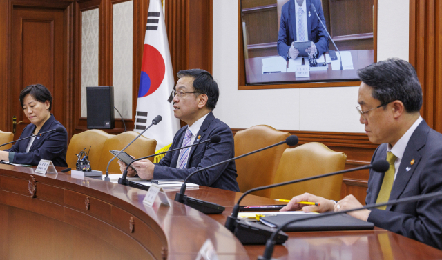 송미령(왼쪽부터) 농림축산식품부 장관, 최상목 부총리 겸 기획재정부 장관, 강도형 해양수산부 장관이 1일 오전 서울 종로구 정부서울청사에서 열린 비상경제장관회의 겸 물가관계장관회의에 참석하고 있다. 연합뉴스.