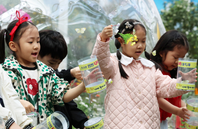 지난달 24일 전남 함평 함평엑스포공원에서 유치원 아이들이 나비를 날리고 있다. 연합뉴스