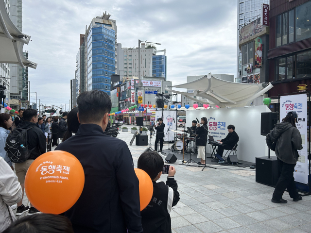“어서 오이소~”…국내 최대 소비촉진 행사 ‘동행축제’ 부산서 개막