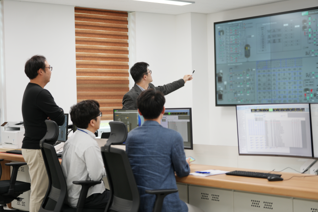 한국원자력통제기술원(KINAC) 사이버보안실 연구원들이 4월 29일 대전 유성구 KINAC 본원에 설치된 ‘원전 사이버 보안 검증 테스트베드’에서 악성코드 공격을 가정한 사이버테러 훈련을 하고 있다. 사진 제공=KINAC