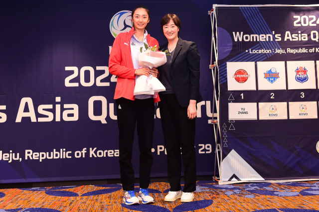 여자 프로배구 아시아쿼터 1순위로 페퍼저축은행에 지명된 장위(왼쪽)와 장소연 페퍼저축은행 감독. 사진 제공=한국배구연맹