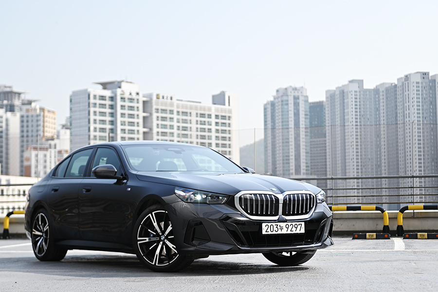 풍요로움과 ‘드라이빙의 즐거움’을 담다 - BMW 530i M 스포츠[별별시승]