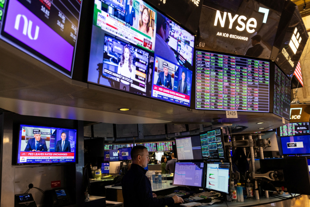 미국 뉴욕 맨해튼 뉴욕증권거래소(NYSE)에서 한 트레이더가 업무를 보고 있다.로이터연합뉴스
