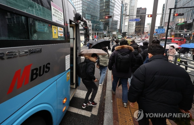 버스로 서울 출근하는 경기도민들. 연합뉴스