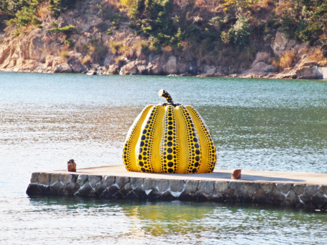 예술의 섬으로 유명한 나오시마 해안가에 있는 쿠사마 야요이 작품 '노란호박'. 사진 제공=GS샵