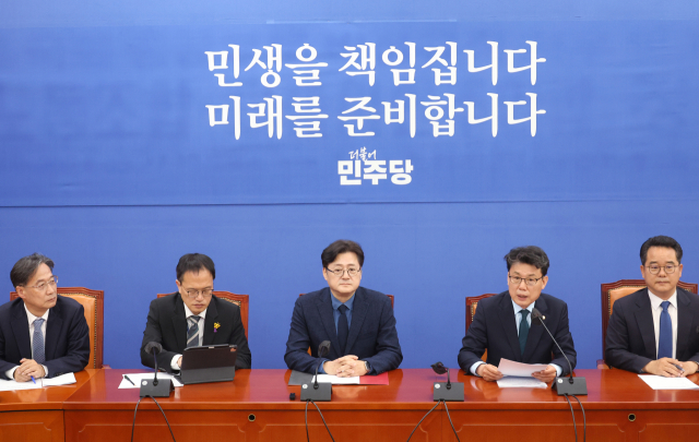 홍익표(가운데) 더불어민주당 원내대표가 2일 국회에서 열린 정책조정회의에 참석해 있다. 연합뉴스