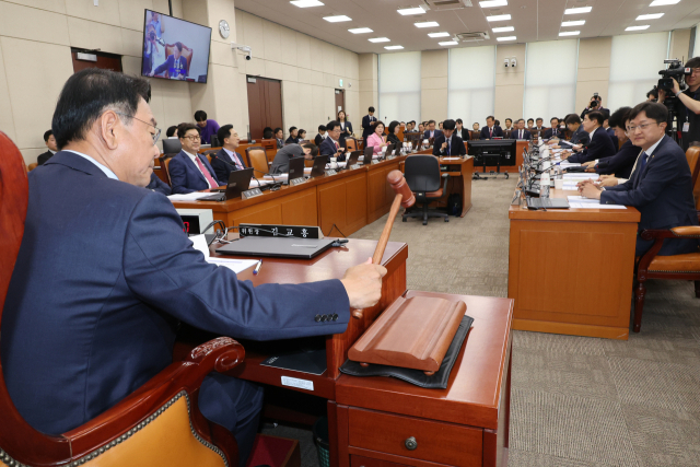 김교흥 국회 행정안전위원회 위원장이 2일 오전 10.29 이태원참사 피해자 권리보장과 진상규명 및 재발 방지를 위한 특별법안 등을 처리하는 국회 행정안전위원회 전체 회의에서 의사봉을 두드리고 있다. 연합뉴스