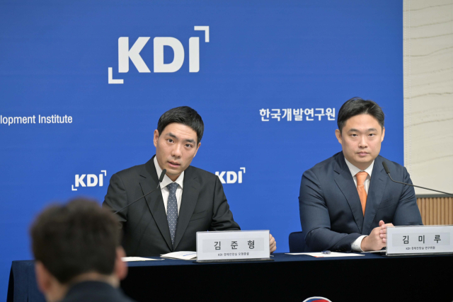 김준형(왼쪽) 한국개발연구원(KDI) 경제전망실 모형총괄이 2일 기획재정부 브리핑룸에서 ‘KDI 현안분석, 최근 내수 부진 요인 분석’ 보고서에 대해 설명하고 있다. 사진 제공=KDI