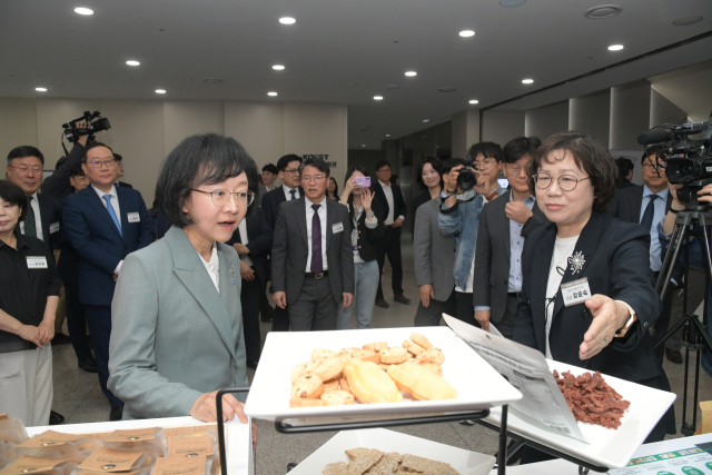 오유경(왼쪽) 식품의약품안전처장이 2일 서울 강남구 과학기술컨벤션센터에서 열린 '식의약 규제혁신 3.0 대국민 보고회'에서 관계자로부터 설명을 듣고 있다. 사진제공=식약처