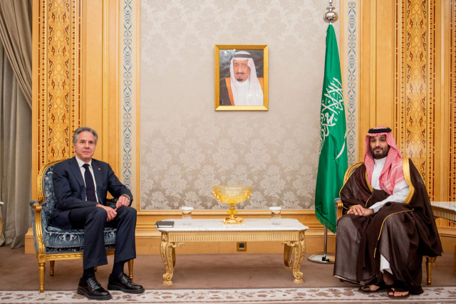 안토니 블링컨(왼쪽) 미국 국무장관이 지난 4월 29일(현지시간) 사우디아라비아 수도 리야드를 방문해 무함마드 빈 살만 사우디 왕세자와 접견하고 있다. AFP연합뉴스