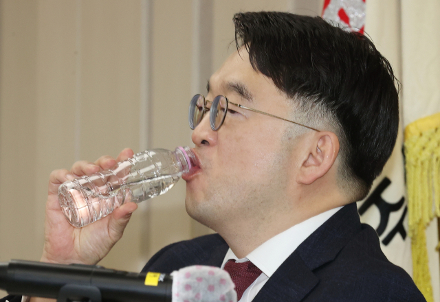 이우현 OCI홀딩스 회장이 3월 서울 송파구 한미타워에서 열린 한미그룹 통합 관련 기자회견에서 물을 마시고 있다. 연합뉴스